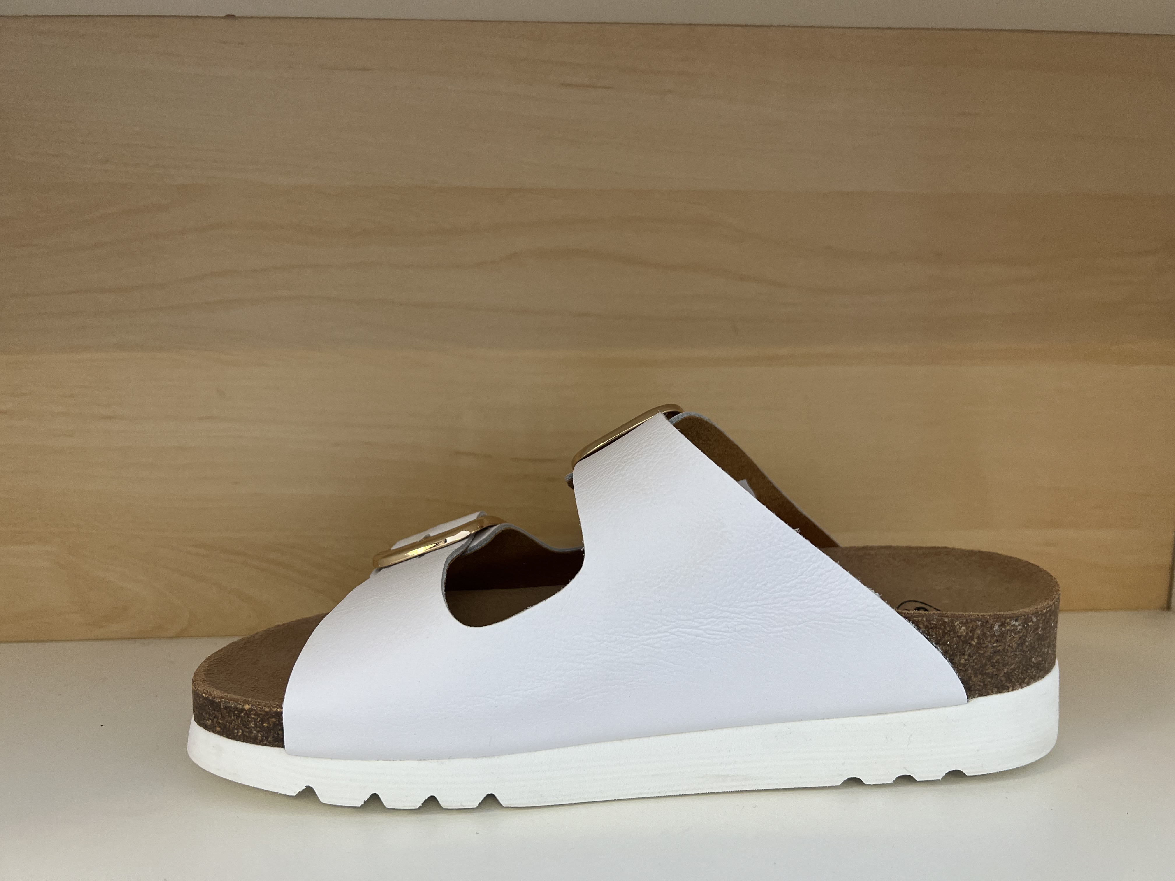 Scholls sandal i vitt skinn med två remmar och guldspännen. - 3