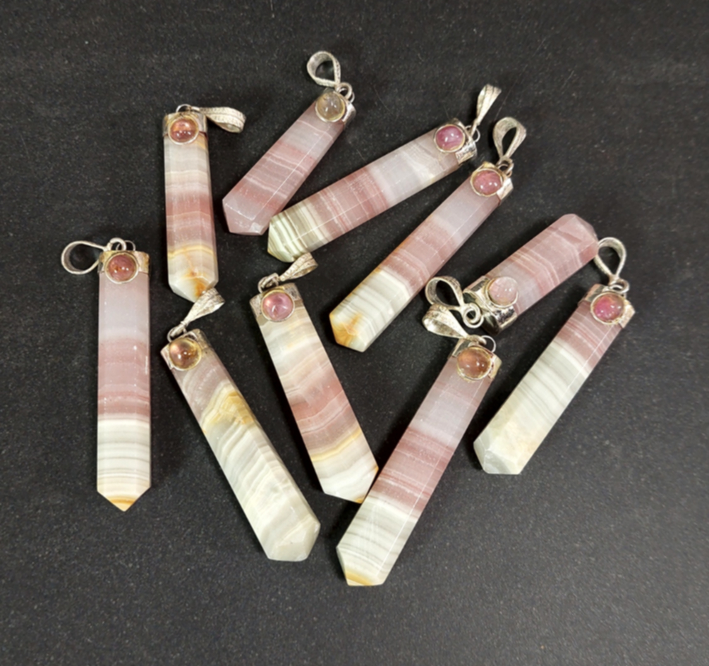 Hänge i Rosa Band Kalcit med Rosa Turmalin Cabochon