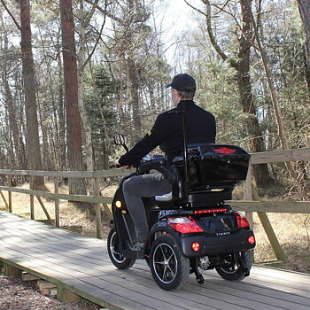 Skal jeg bruge et kørekort, og skal gå-scooteren registreres?