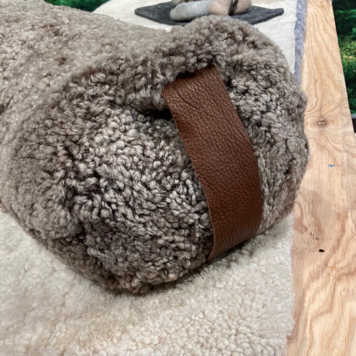 Sandbrunt Bolster i äkta fårskinn av YoMeWool. - 3