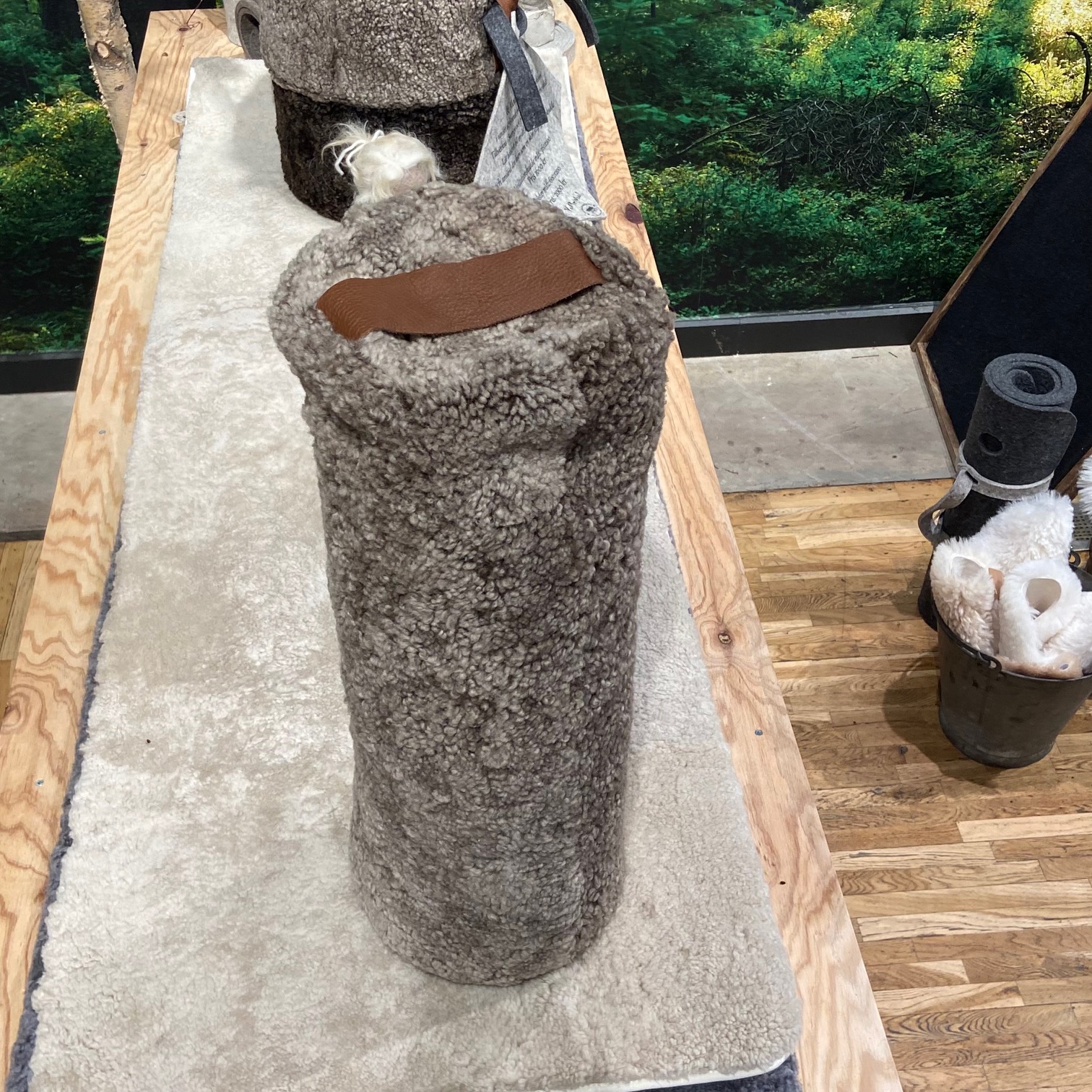 Sandbrunt Bolster i äkta fårskinn av YoMeWool. - 4