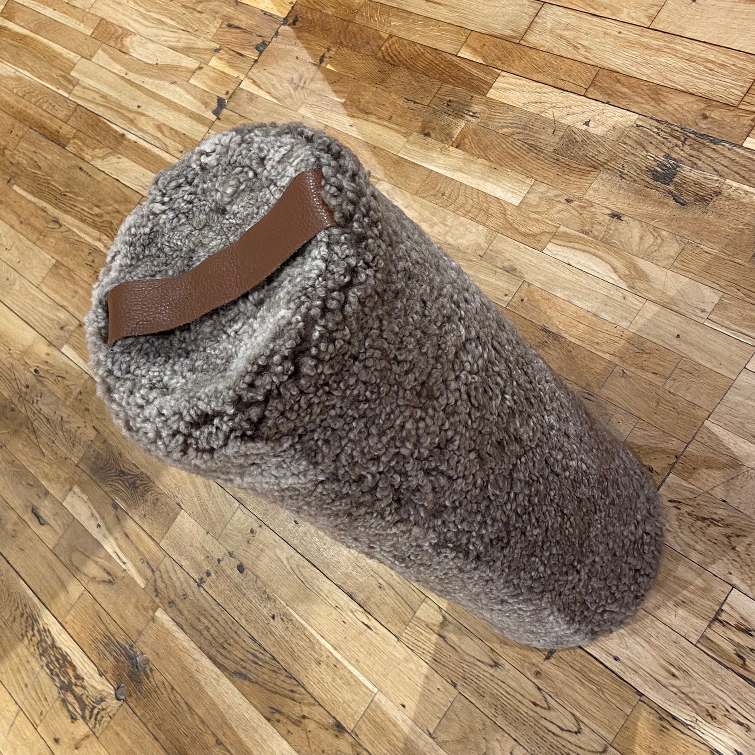 Sandbrunt Bolster i äkta fårskinn av YoMeWool. - 5