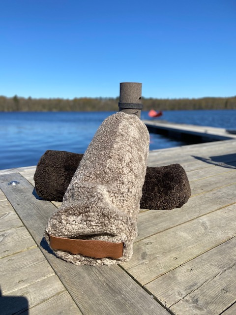 Sandbrunt Bolster i äkta fårskinn av YoMeWool. - 7
