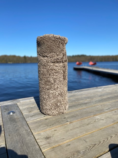 Sandbrunt Bolster i äkta fårskinn av YoMeWool. - 9