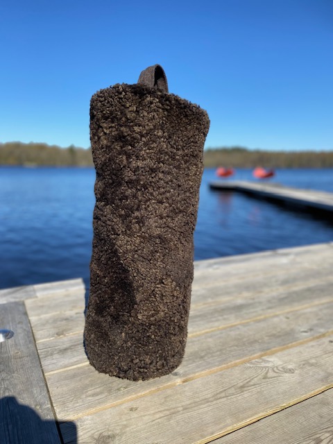 Sandbrunt Bolster i äkta fårskinn av YoMeWool. - 10