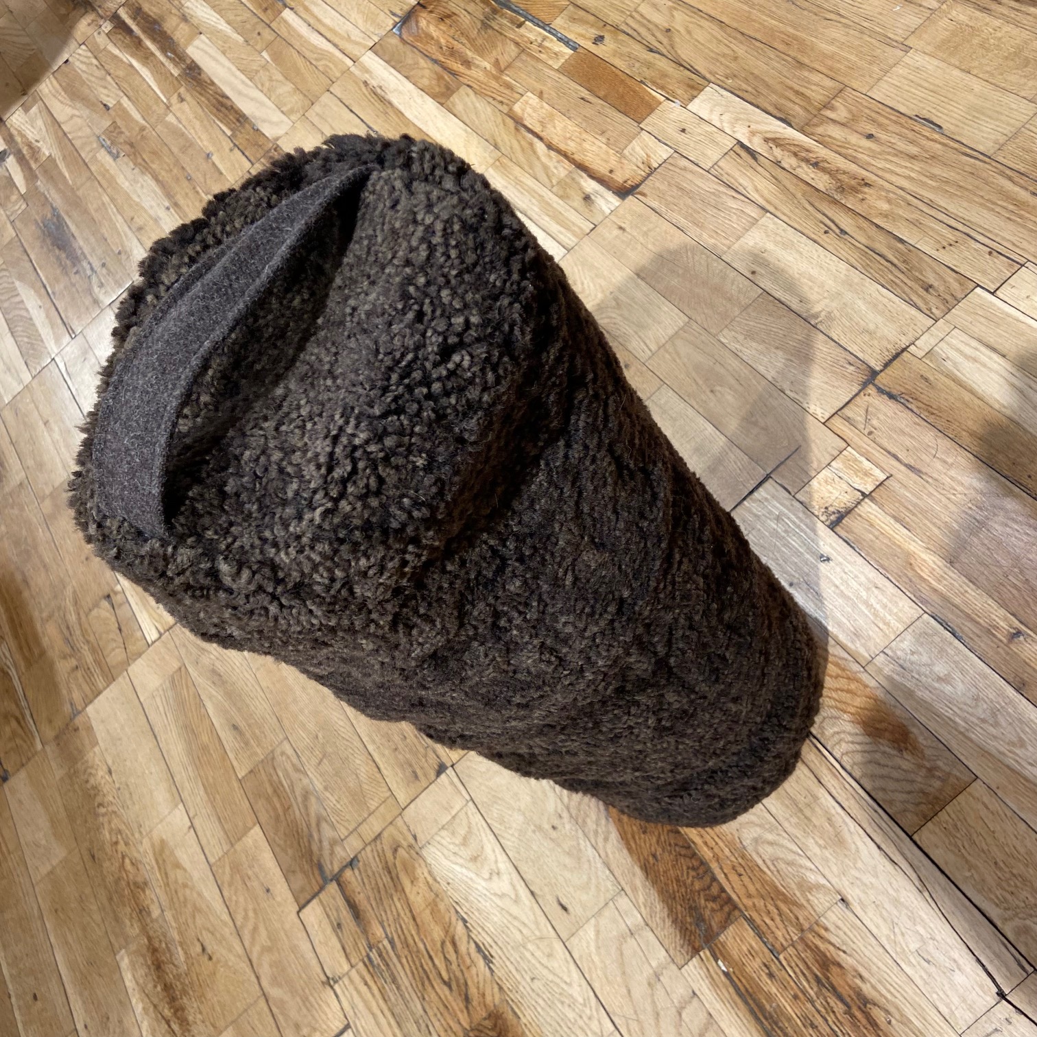 Espresso brunt Bolster i äkta fårskinn av YoMeWool. - 2