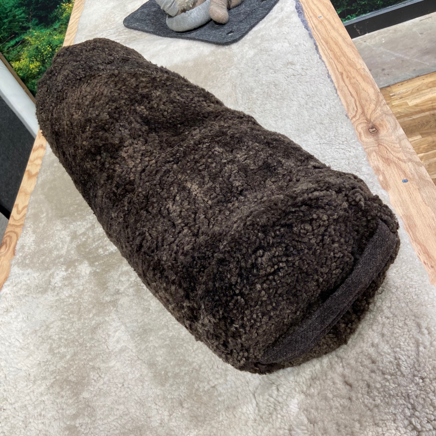 Espresso brunt Bolster i äkta fårskinn av YoMeWool.