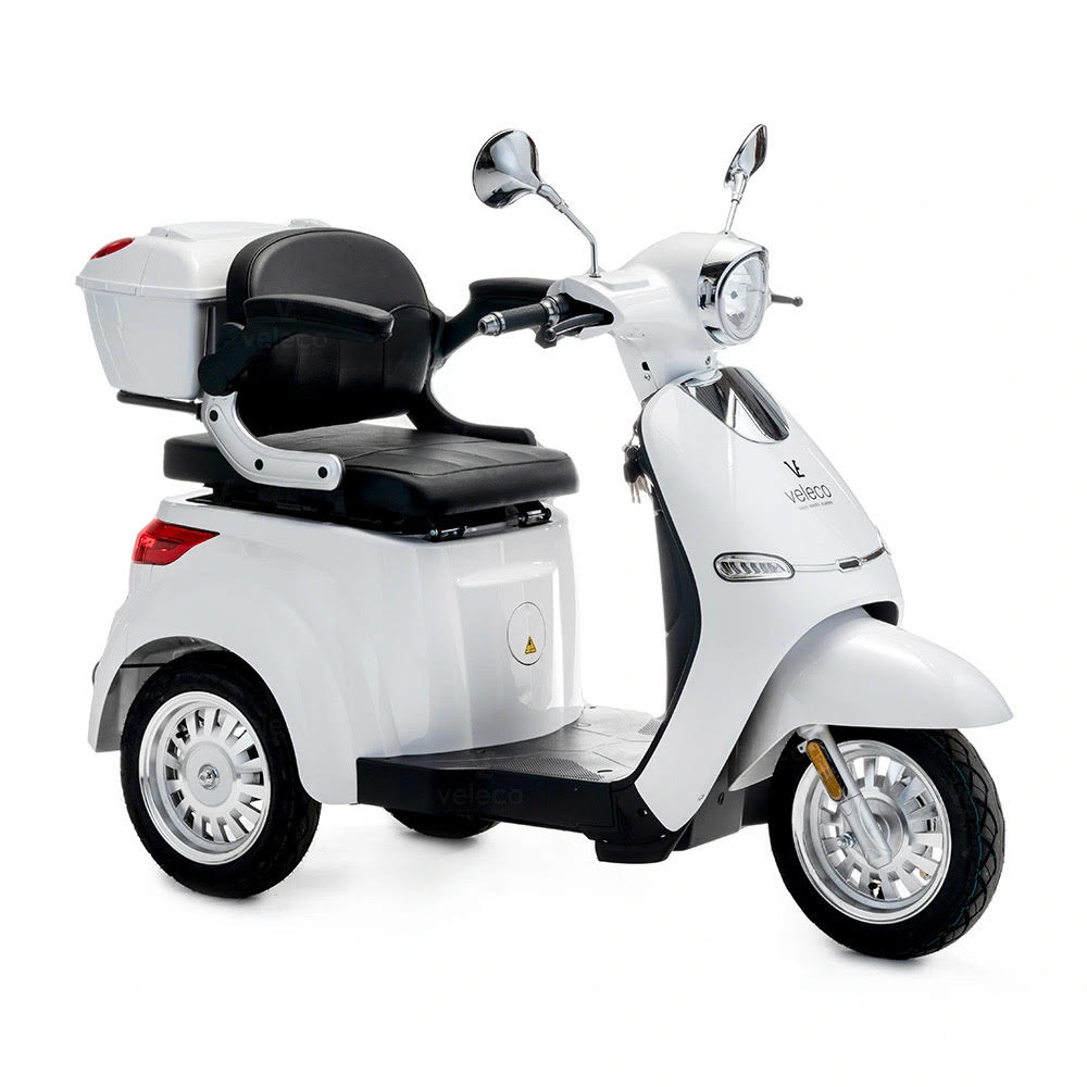 Vit promenadscooter med tre hjul och sportig design även känd som permobil