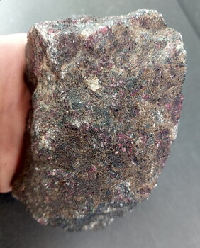 Rubin kristall i Svart basalt