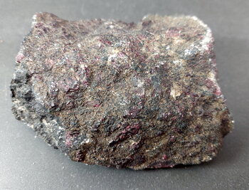 Rubin kristall i Svart basalt