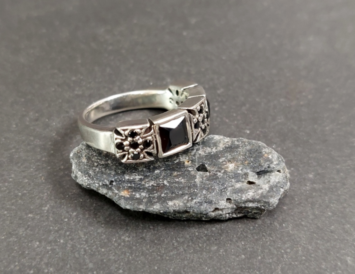 Malteserkors Silverring med Zirkonkristaller
