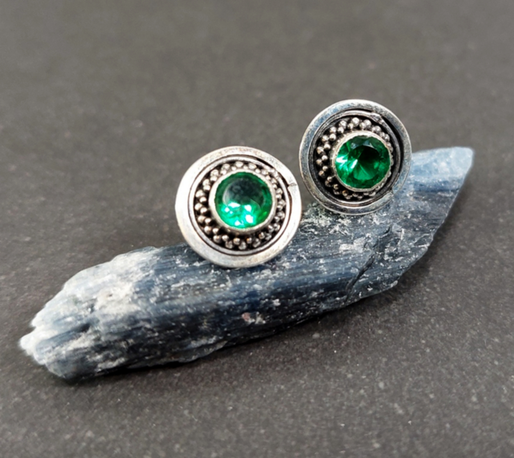 Stiftörhängen av sterling silver med zirkon kristall