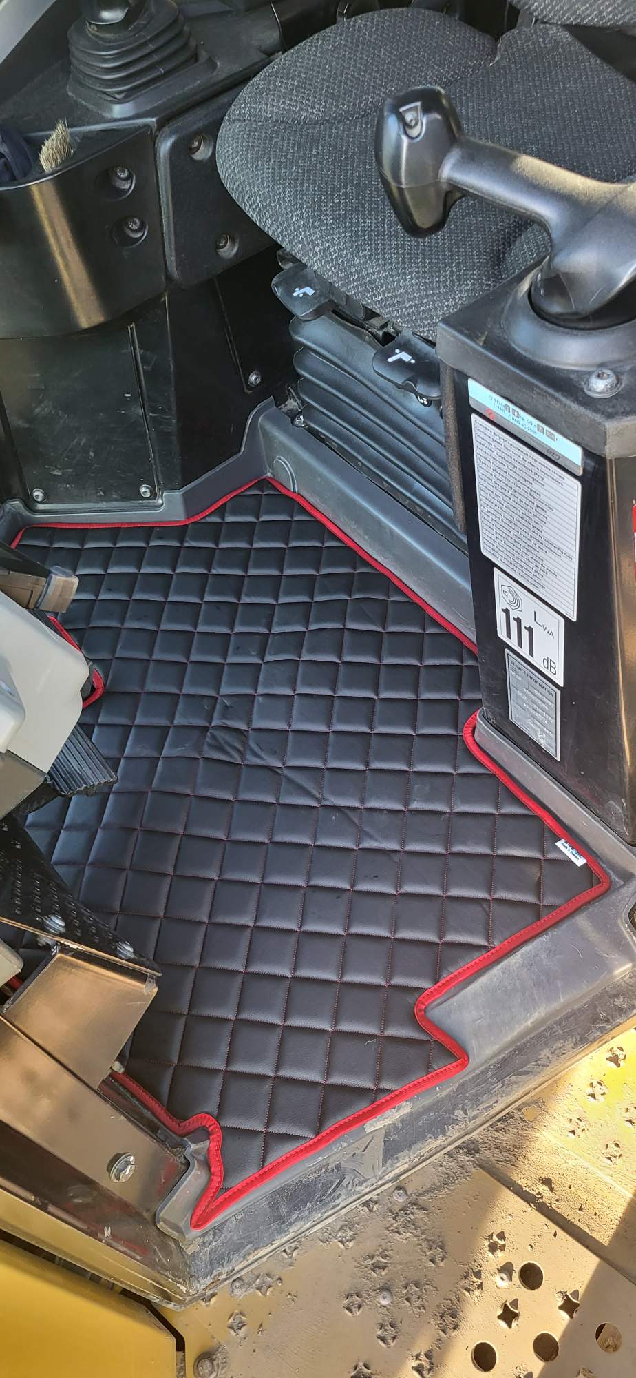 Floor mat CAT D6T  2019- - Diamond - 7