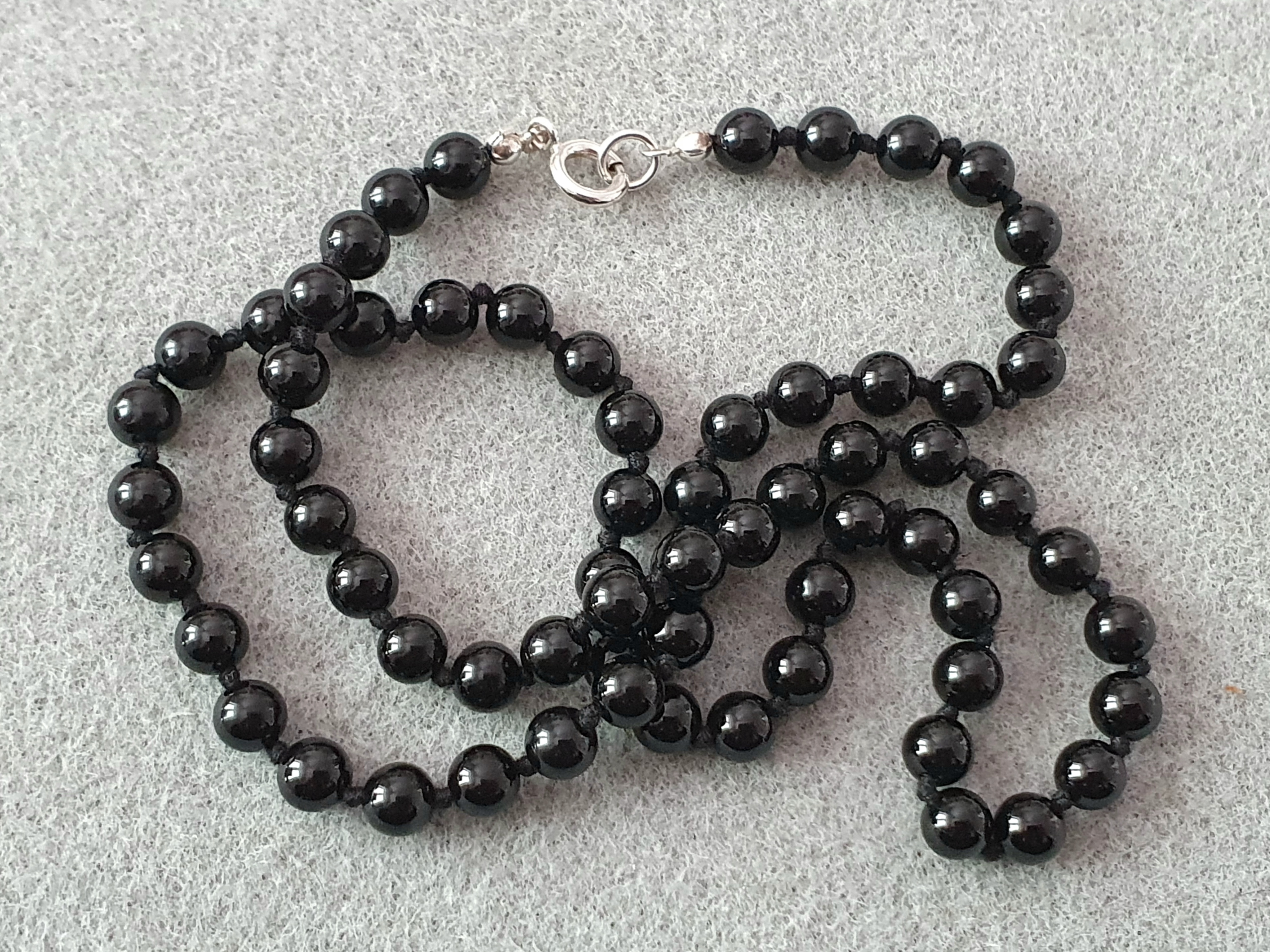 Svart onyx 6mm knutet halsband, lås 925-silver, ca. 52cm