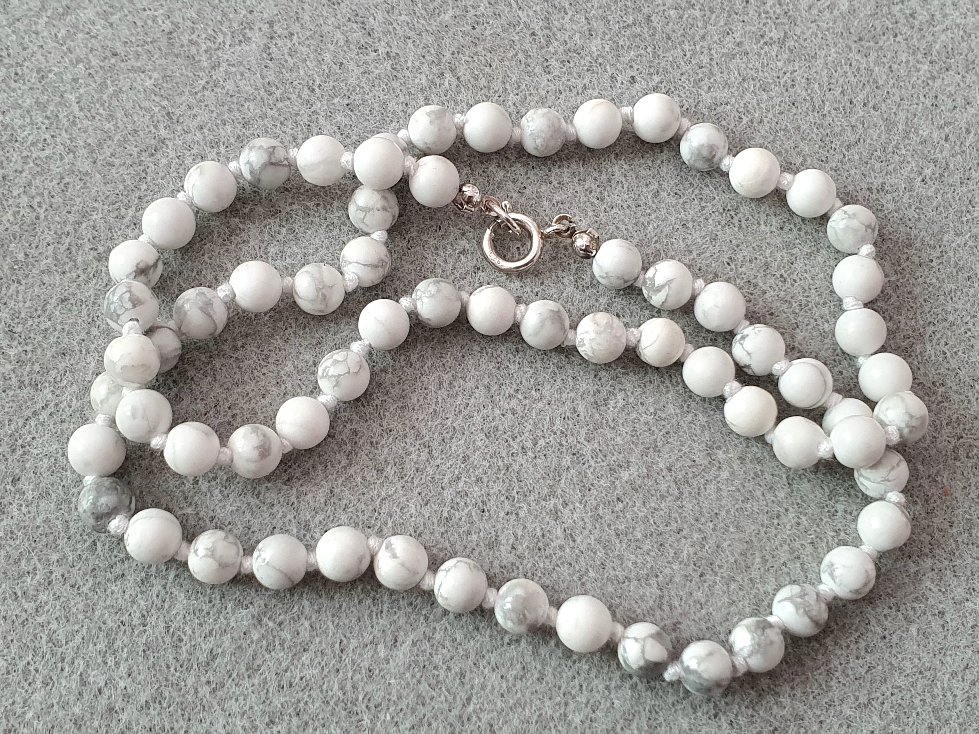 Howlit 6mm knutet halsband, lås 925-silver