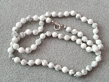 Howlit 6mm knutet halsband, lås 925-silver