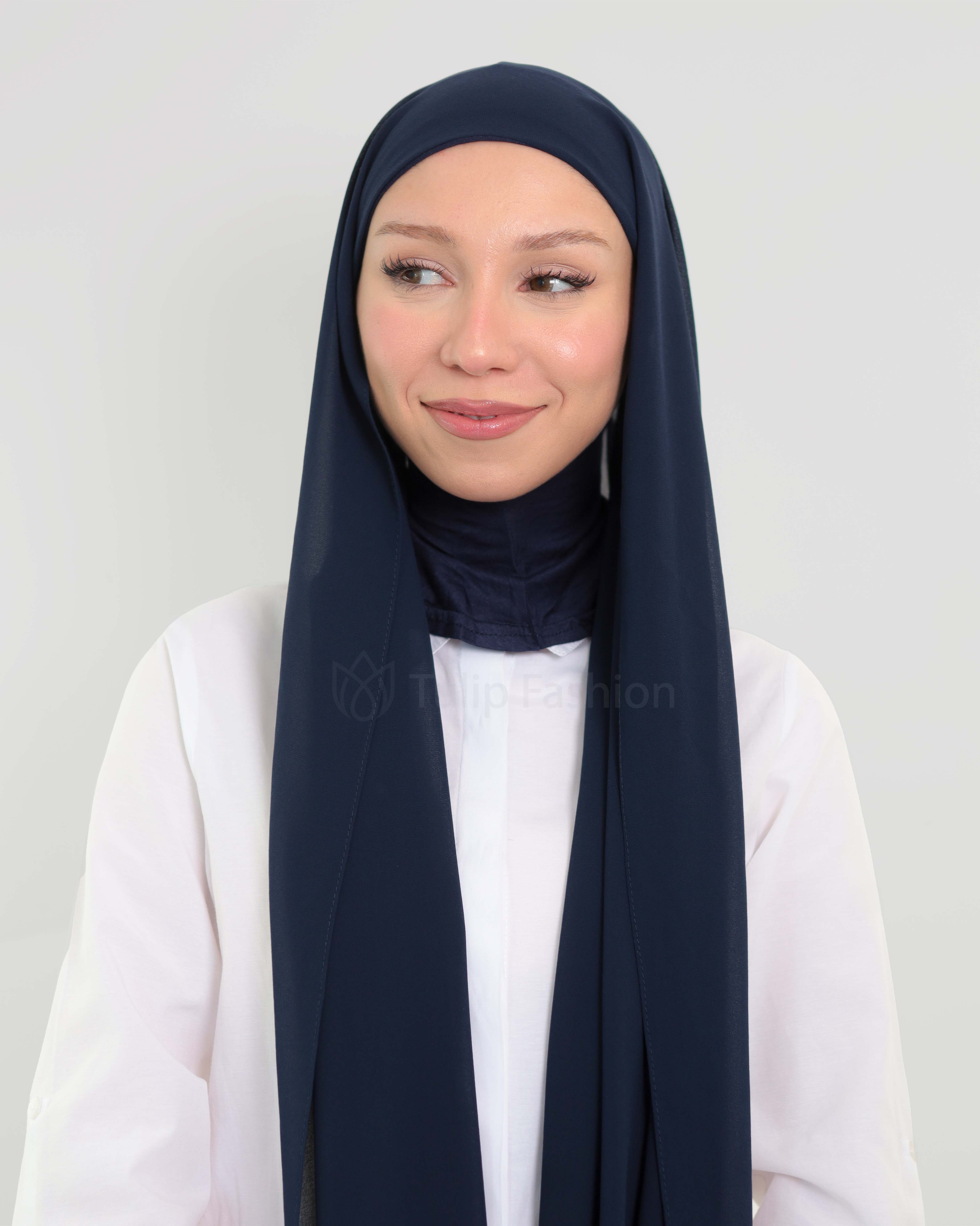 Bir joja yigitning yuziga otirdi