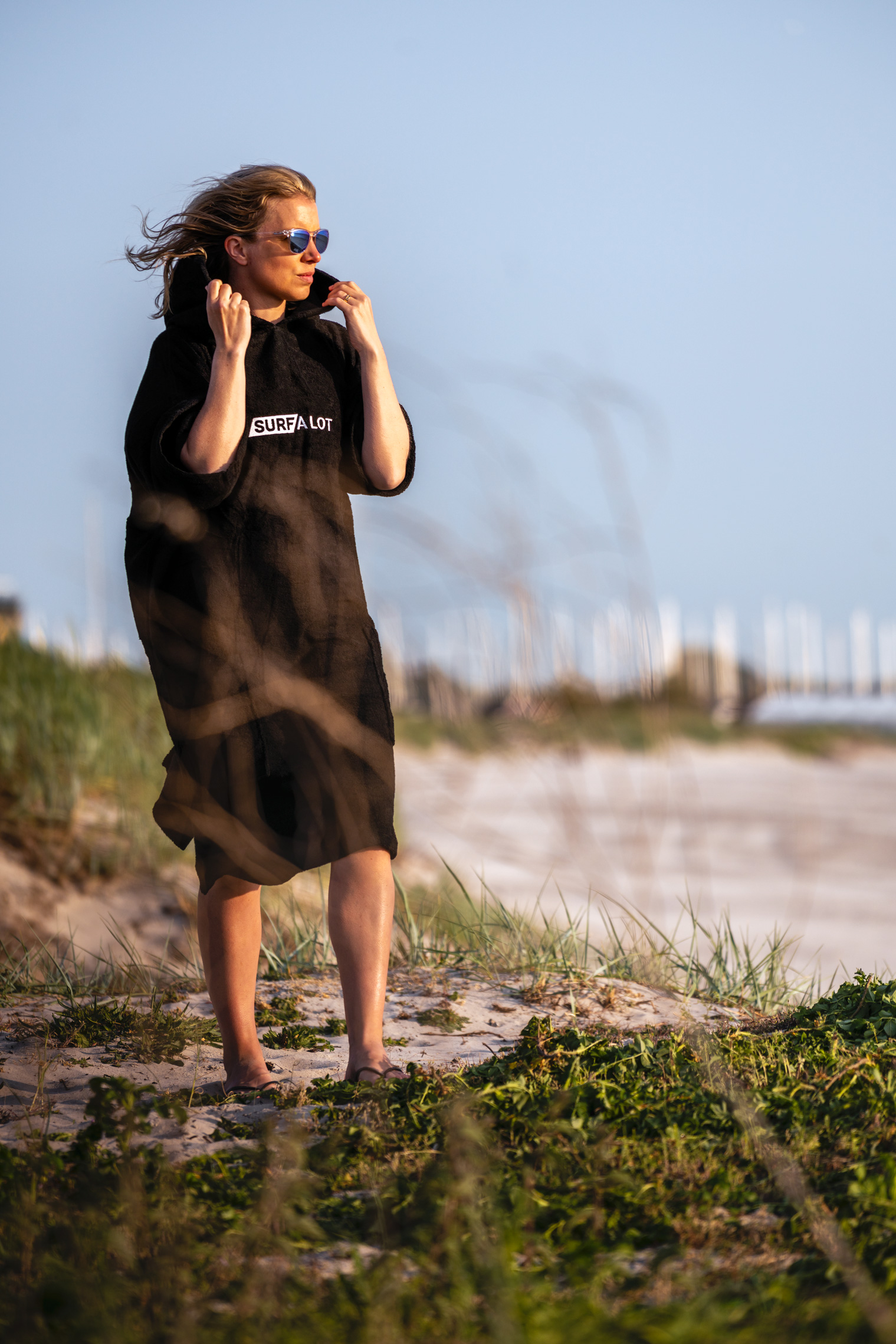SURF A LOT Poncho Musta