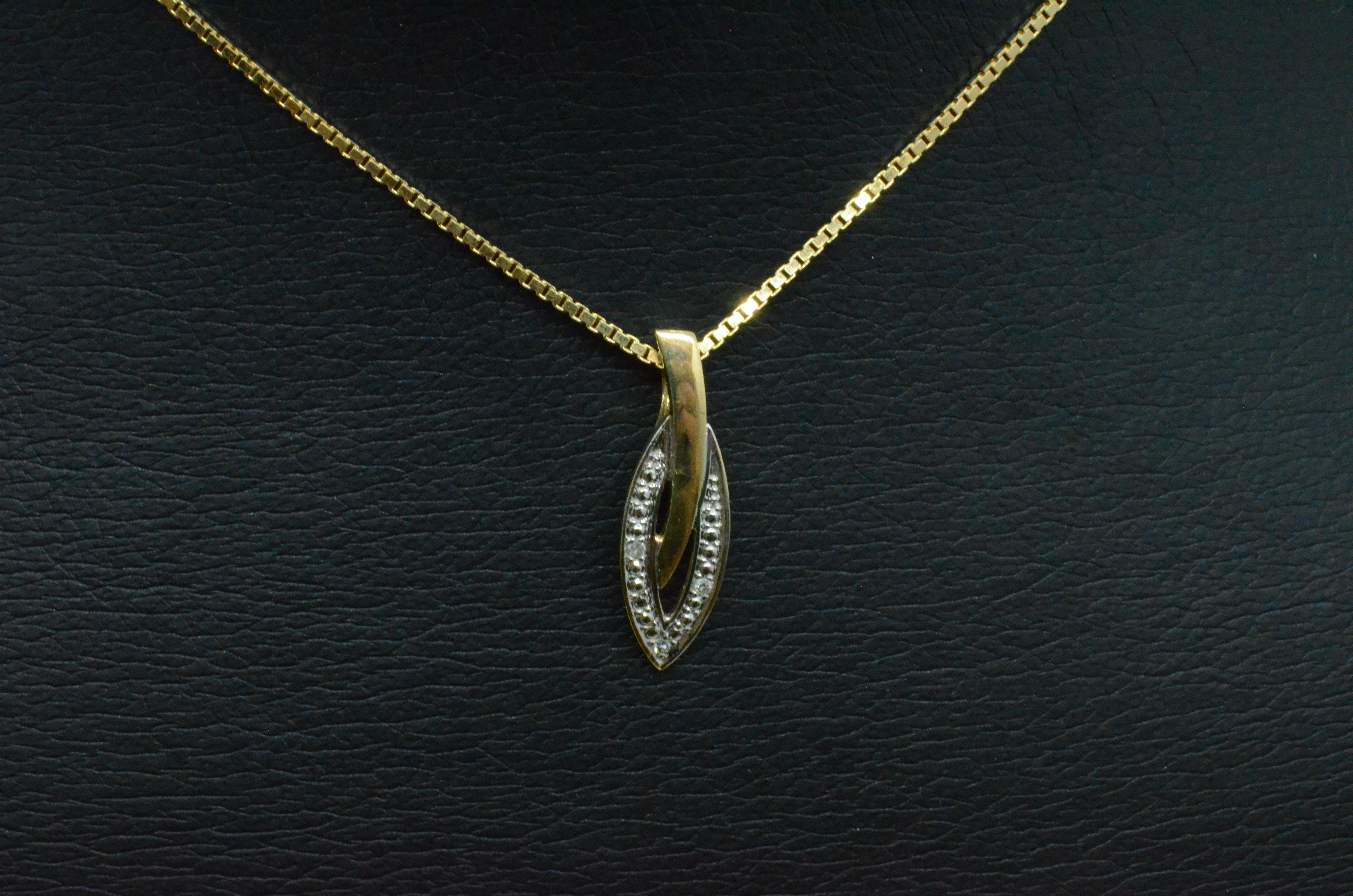 Second Hand pendant 18k with diamonds