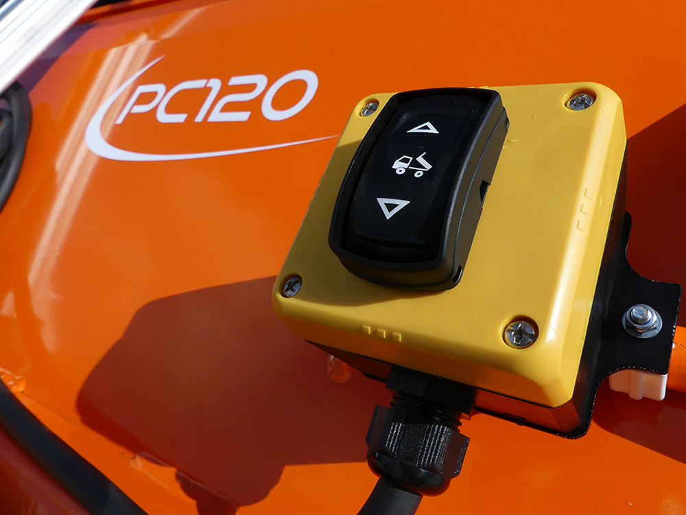 Chapman PC150 heavy duty paddock cleaner vid tömning av behållaren