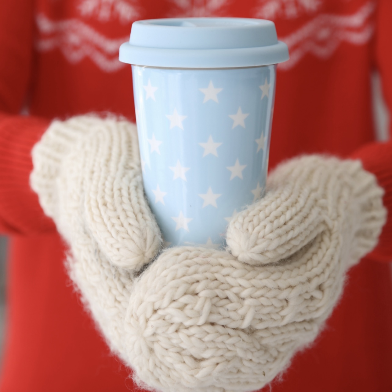 Travel Mug Ljusblå med stjärnor Krasilnikoff. Jul. Varm choklad. Julmys. Vinter