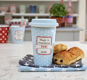 Take away-mugg i porslin med ett lock av silikon. Ljusblå med vita prickar och texten: Magic is something you make.