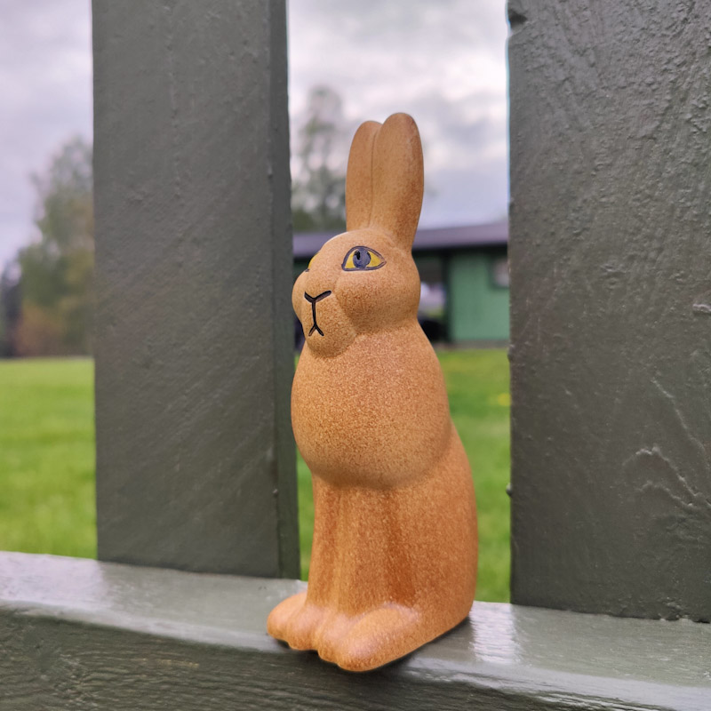 Hare brun av Lisa Larson