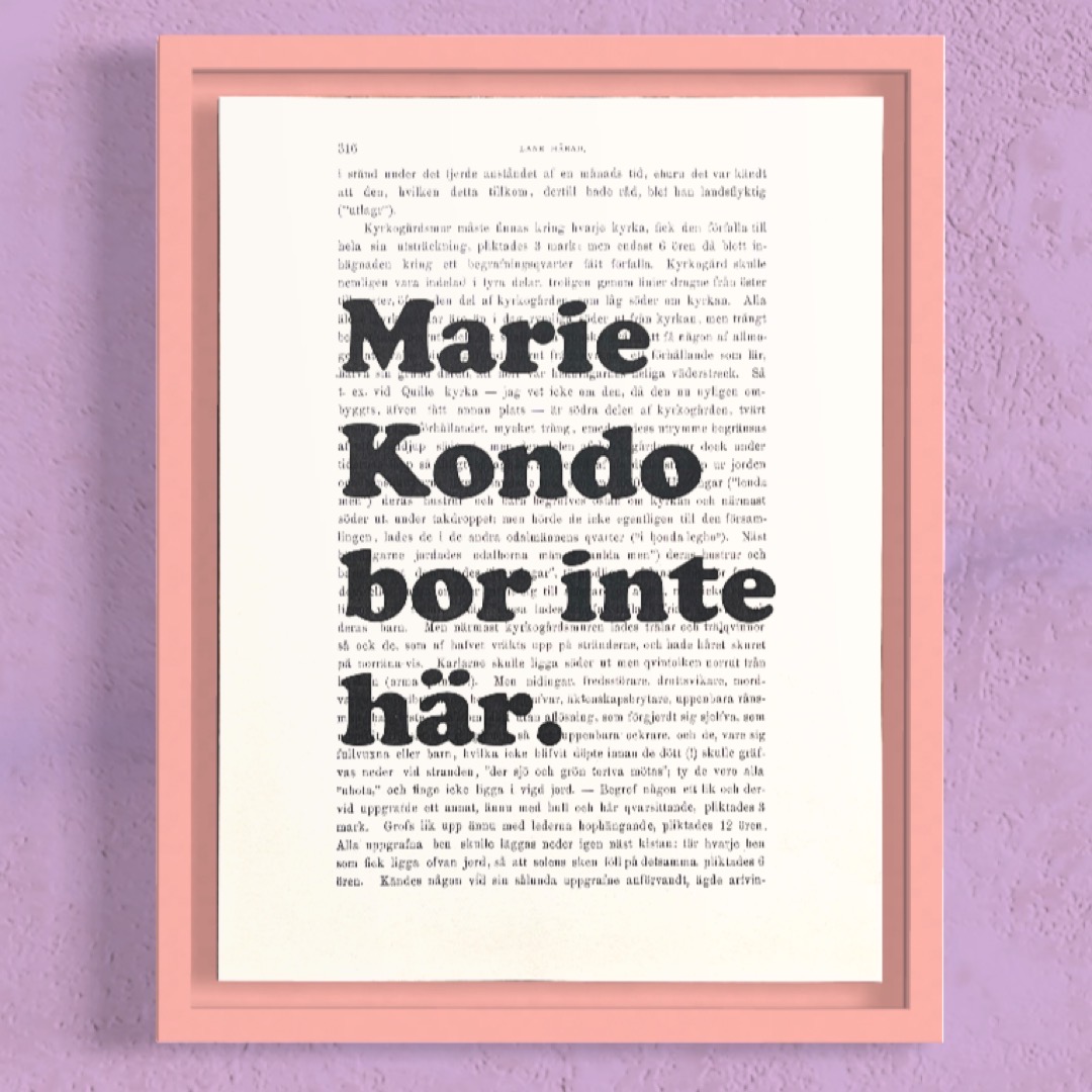 Tavla med texten Marie Kondo bor inte här.
