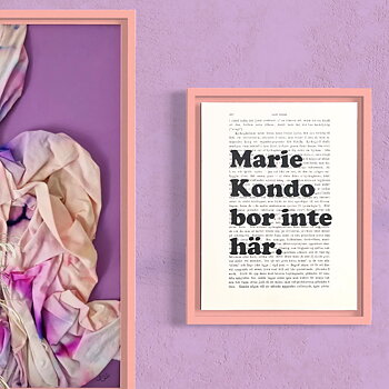 Tavla med texten Marie Kondo bor inte här.