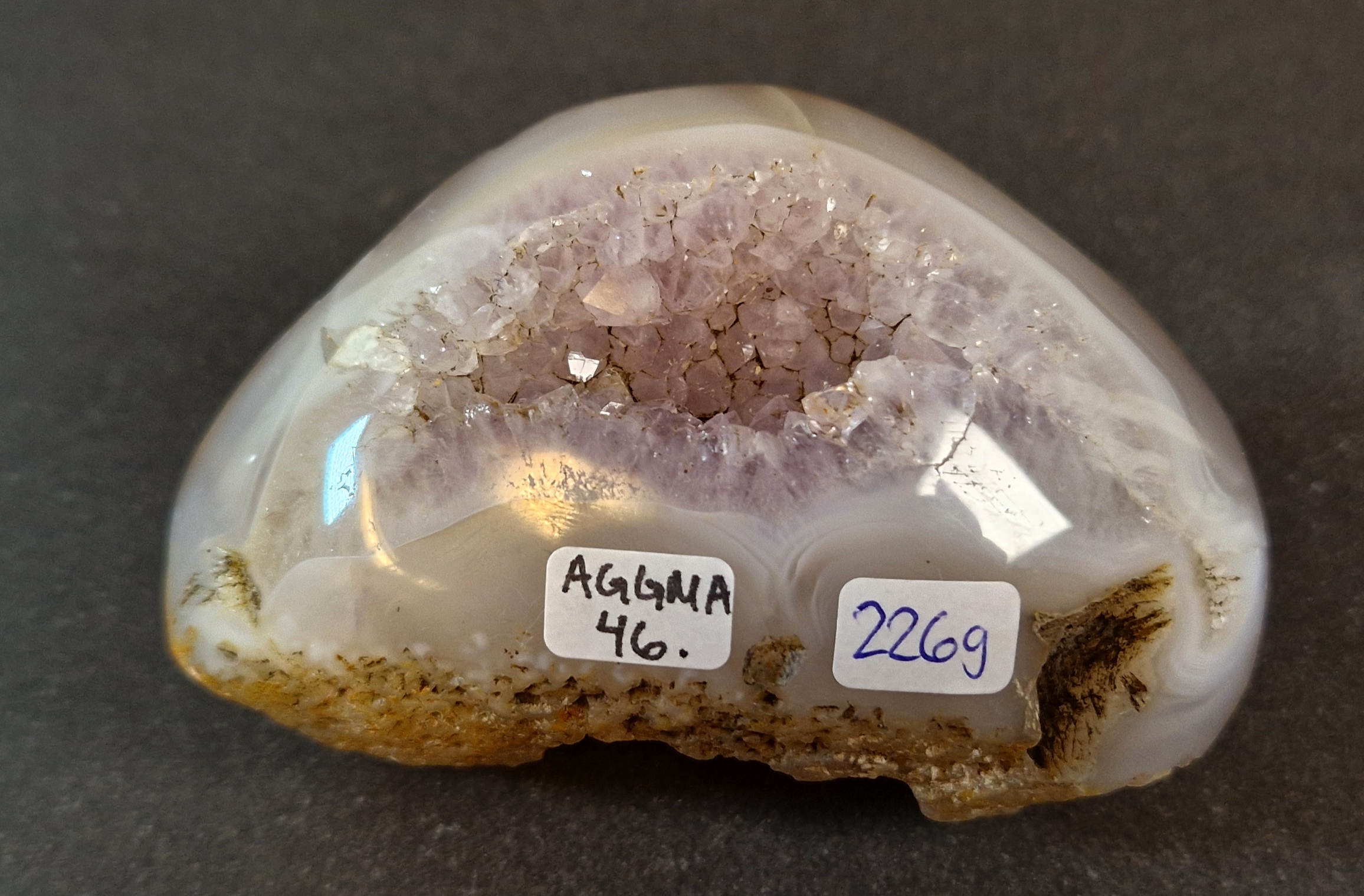Agat Grotta med Ametistkristaller - AGGMA46