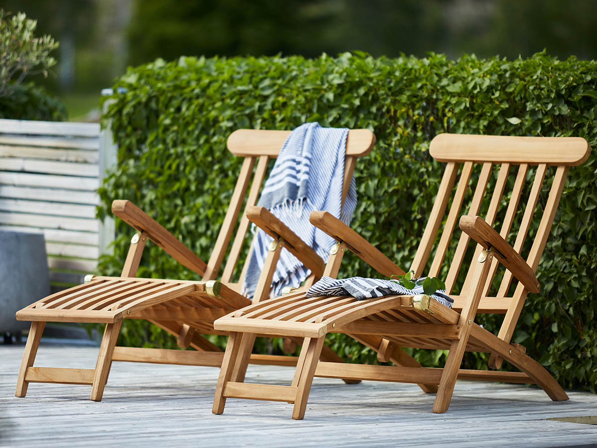 Klassisk vilstol i teak från Hillerstorp hos Åsen Sommarmöbler i Vara