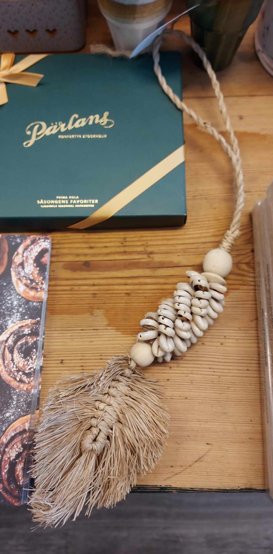 Gardinomfång med cowry snäckor och raffia