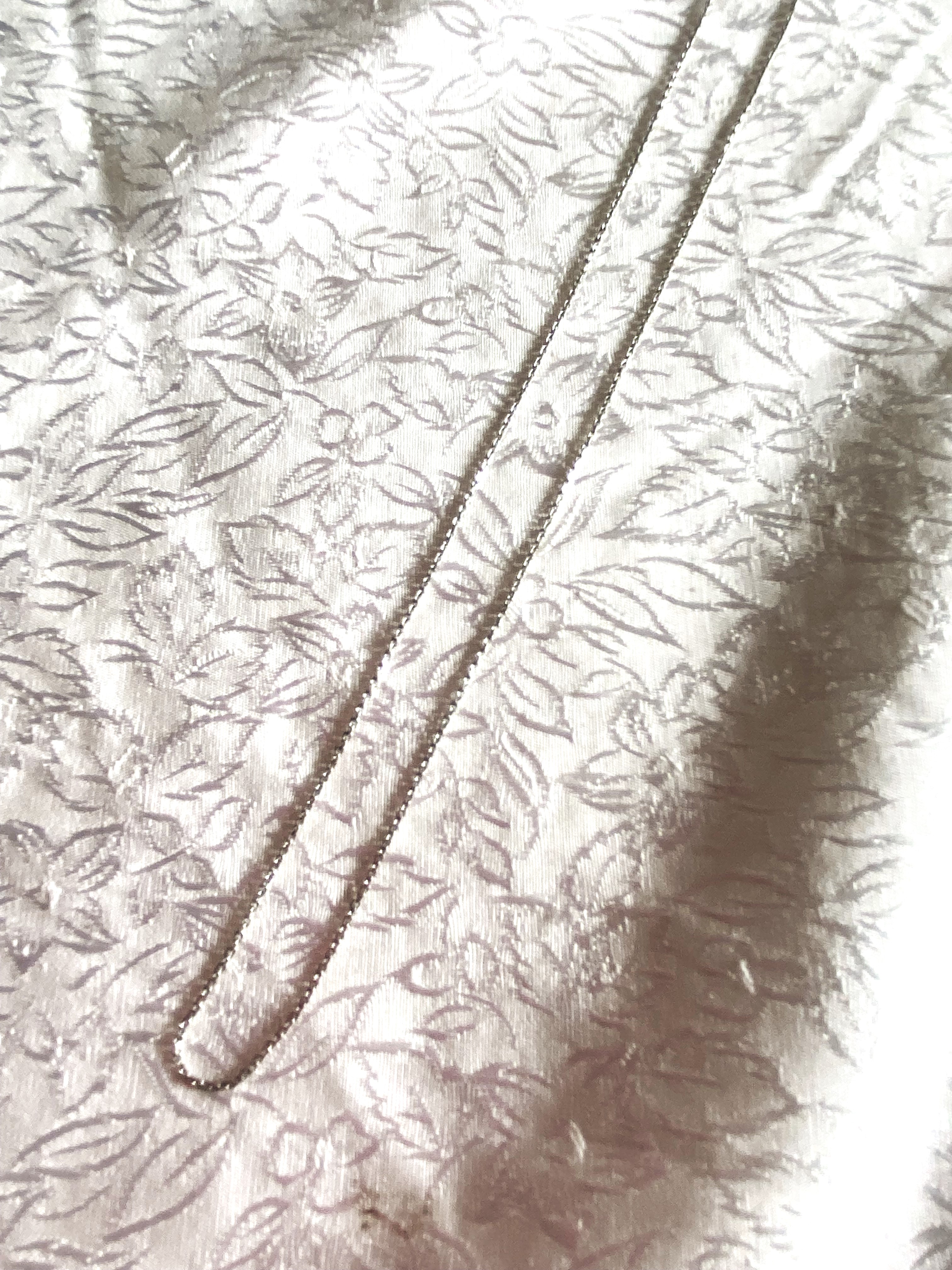 Guldkedja i 18 karat vitt guld. 38 cm lång.Modell: Ankar