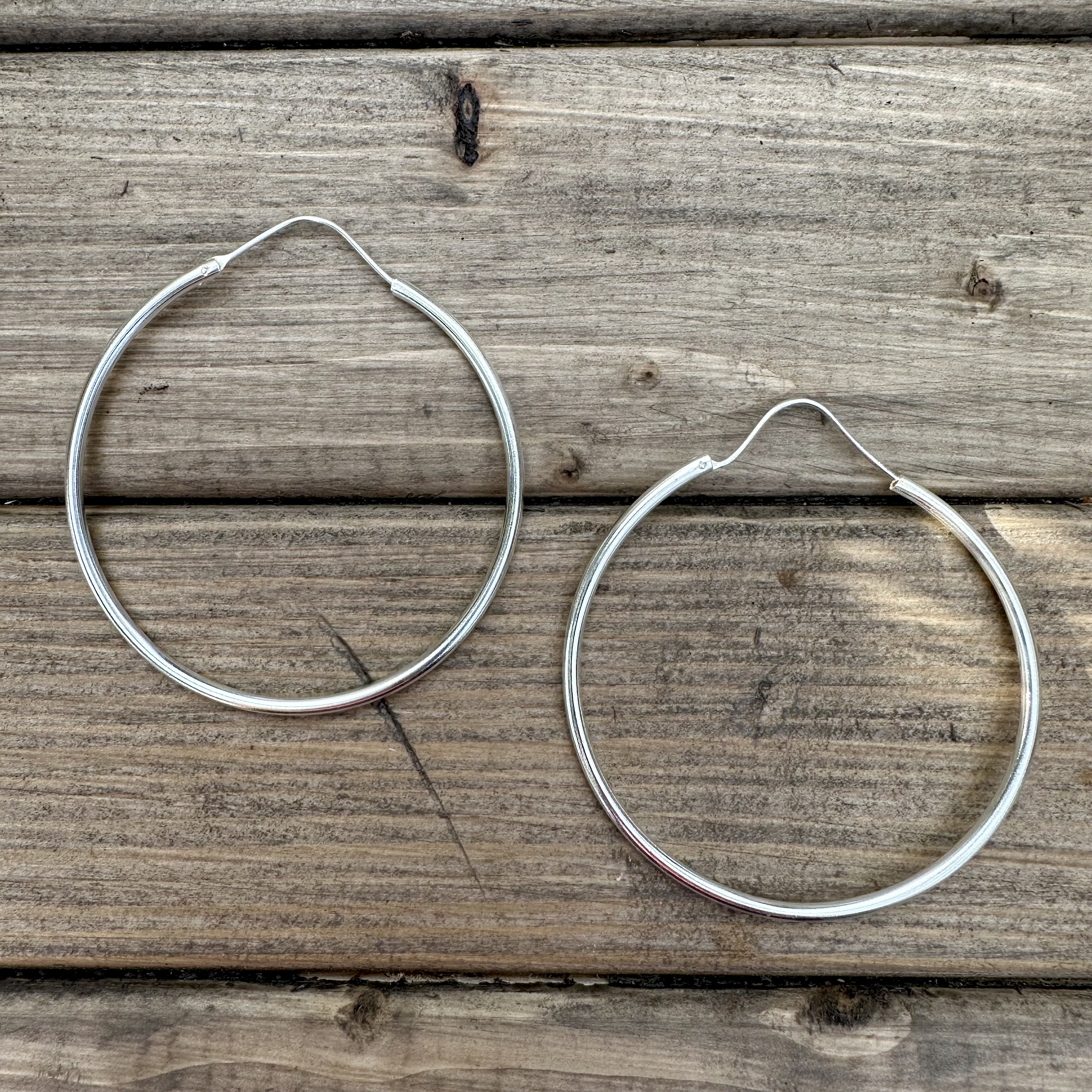örhängen hoops silvriga 60 mm