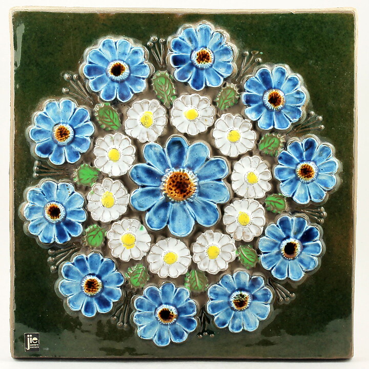 アイモ・ニェットボリ  緑色の陶板  カラフルな花の装飾  30cm  1970年代  [サンプル画像]