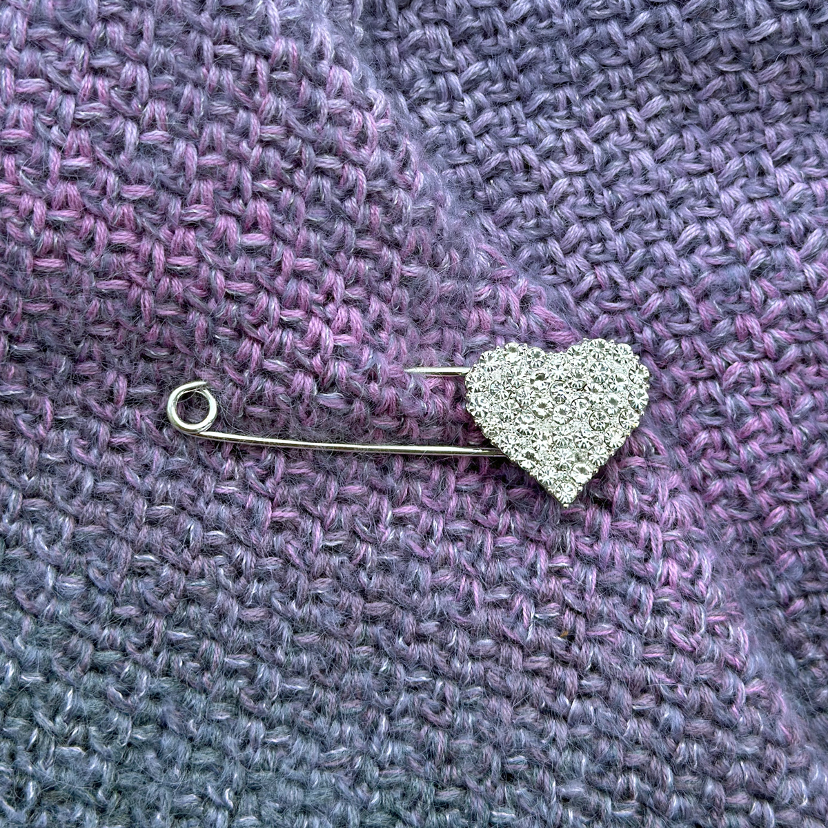 Sjalnål (silverfärgad) med hjärta i strass