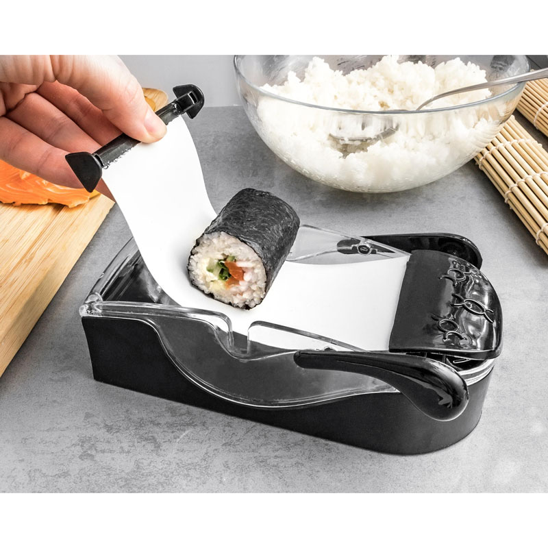 Färdig sushi-rulle med sushi-maker