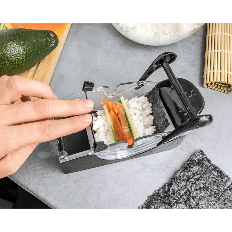 Ladda sushi-maker med fyllning