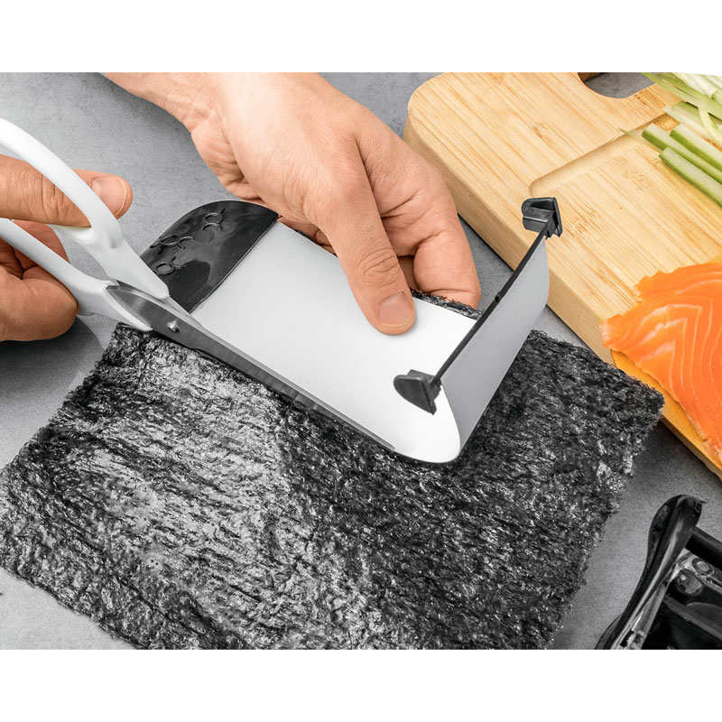 Sushi-maker mäta och klippa ut sjögräspapper till egen sushi