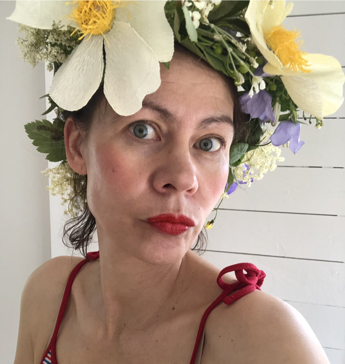 Bild på kvinna midsommarkrans av pappersblommor.