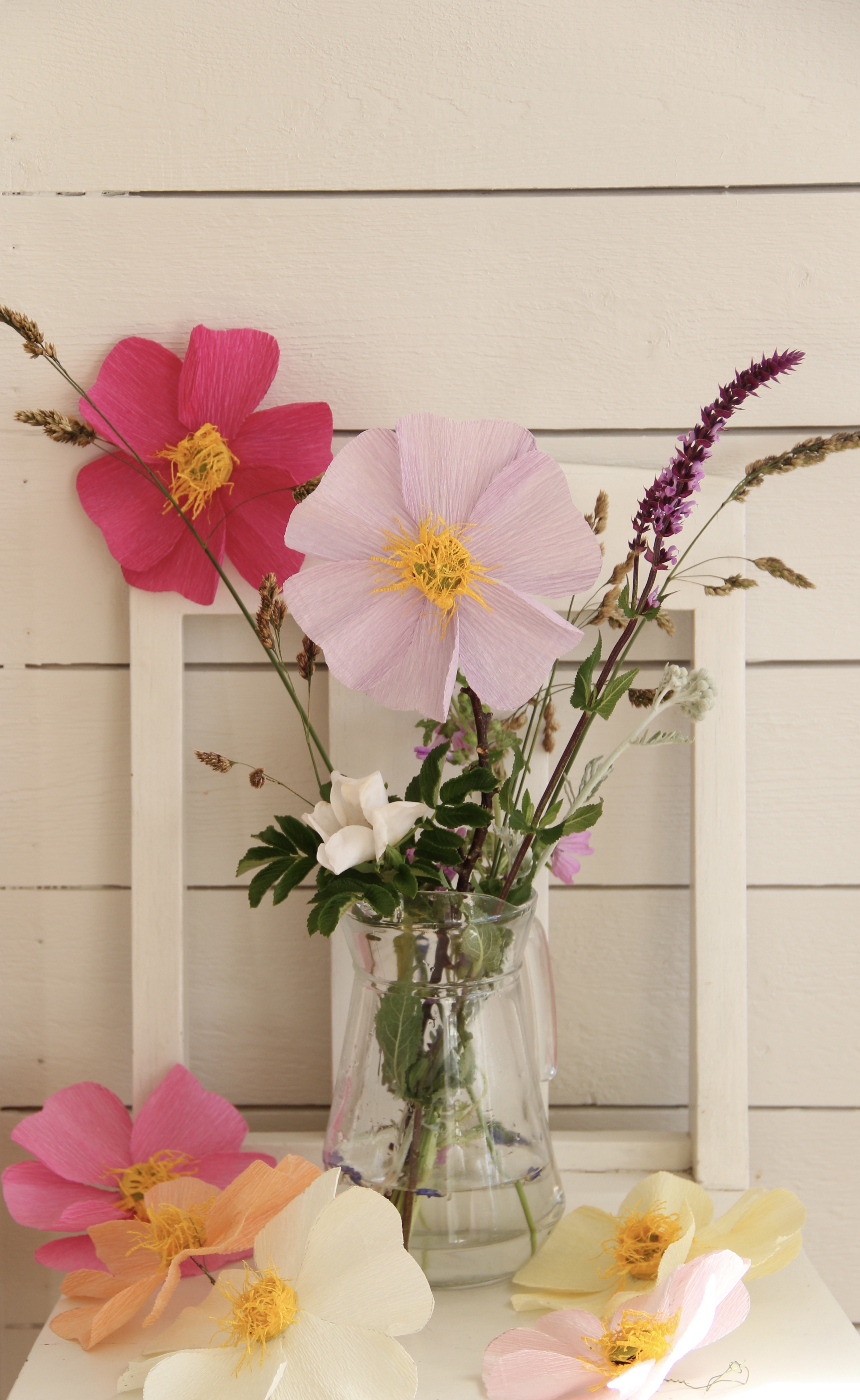 Bild på pappersblommor av sorten nyponros.