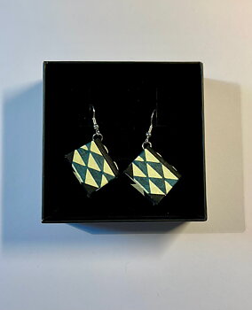 Bookie : Petrol Blue Triangel Örhängen - Handgjorda miniatyrböcker på krokar i sterling silver!