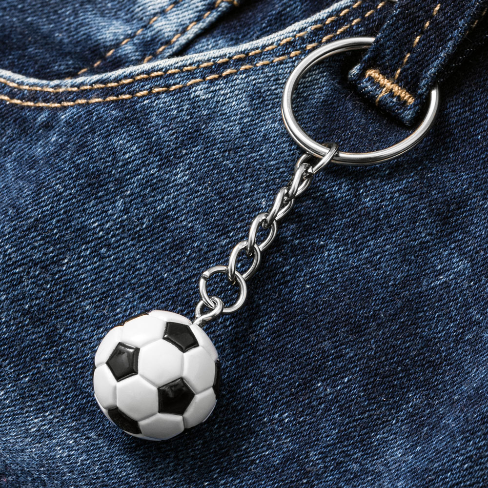 Fotboll-Nyckelring fäst på jeansbyxor
