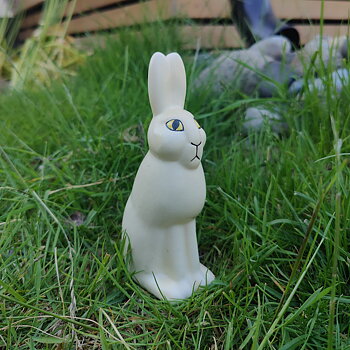Hare vit av Lisa Larson