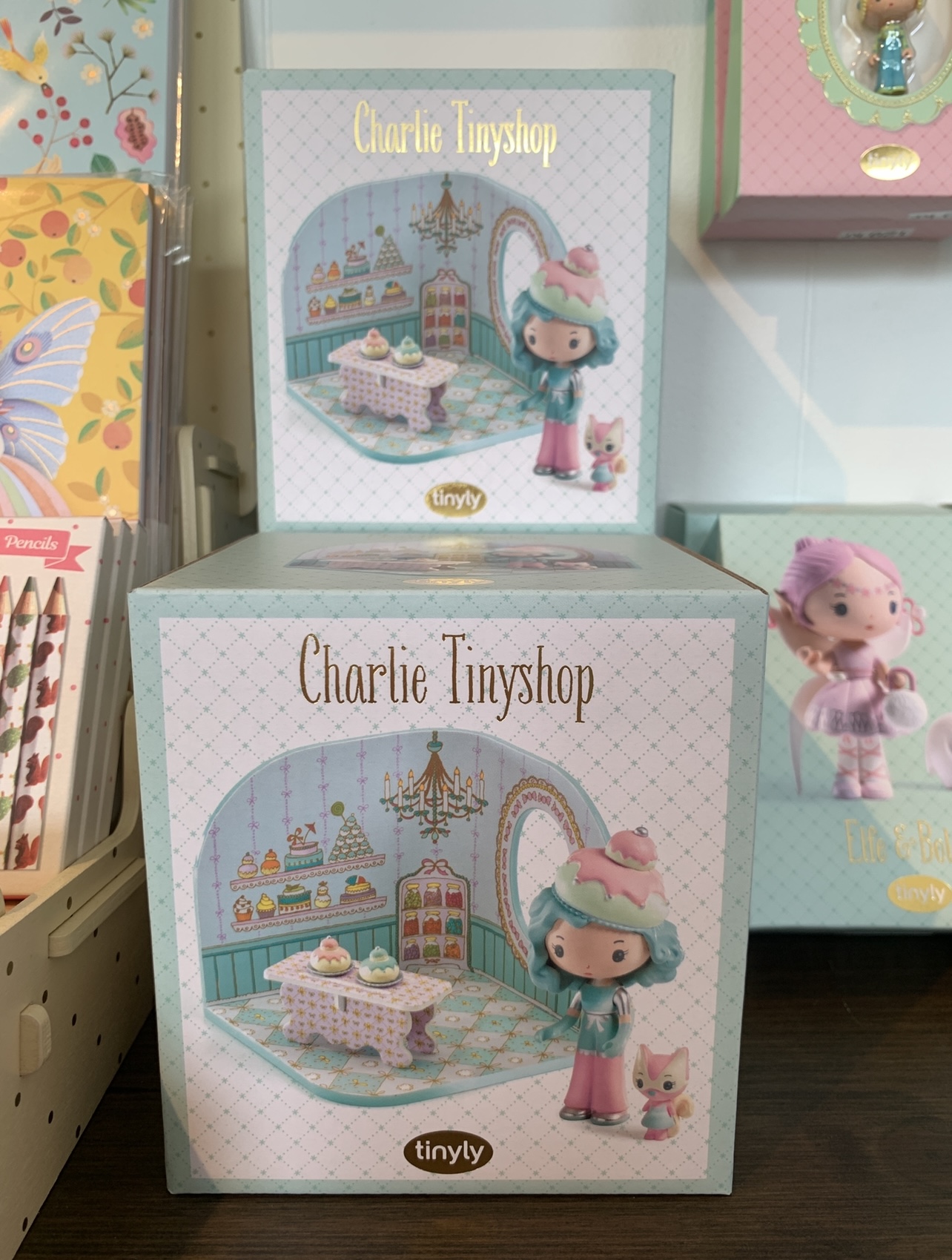 Charlie Tinyshop i en ask med texten skrivet i guld.