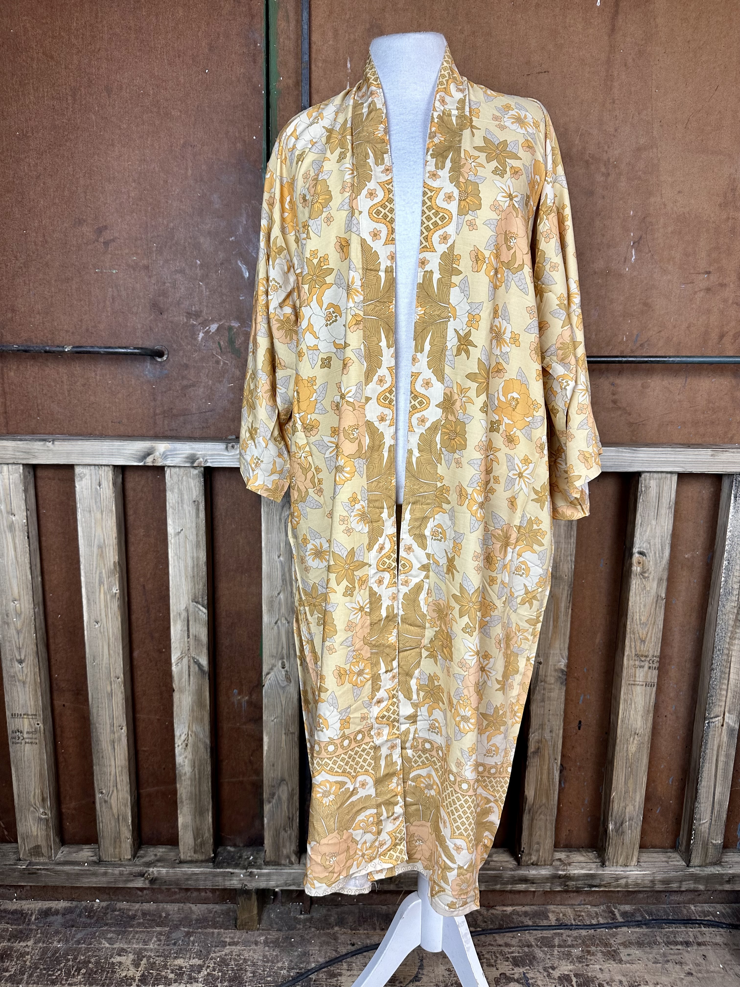 kimono  gulblommig 