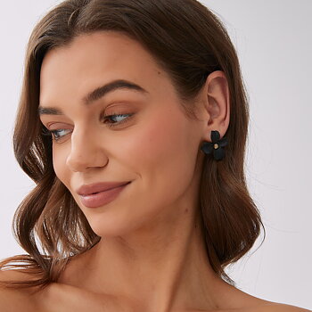Lilly flower earring, black