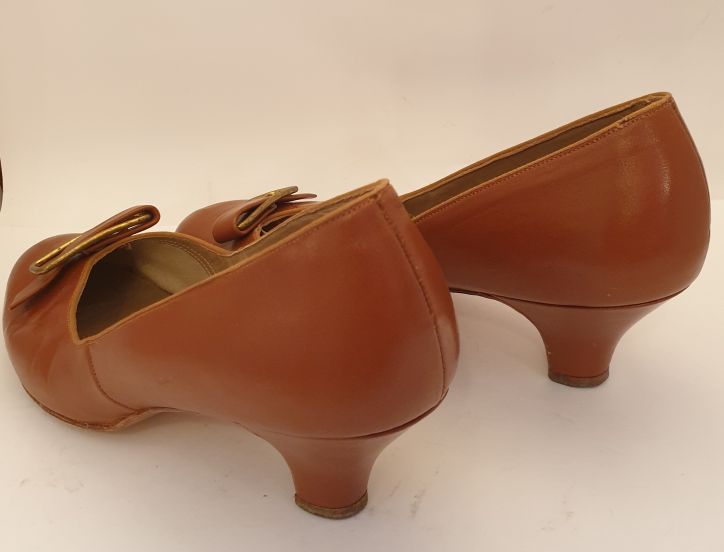 Pumps Gyllene Gripen ljusbruna med mässingspänne strl 36 1950-tal - 2
