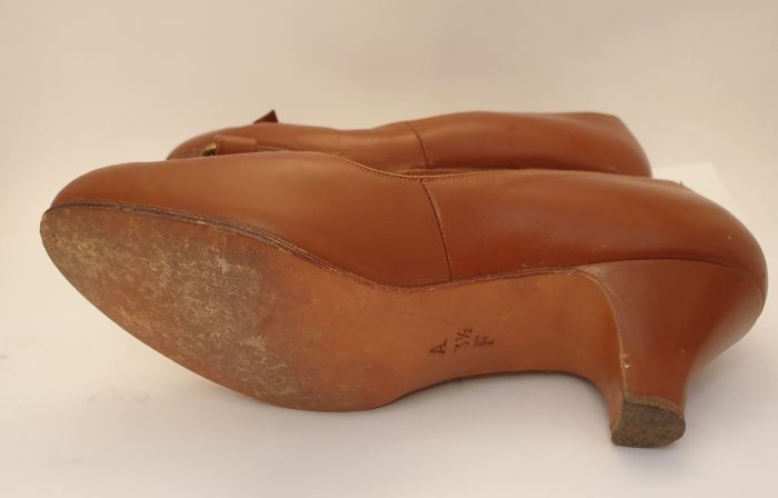 Pumps Gyllene Gripen ljusbruna med mässingspänne strl 36 1950-tal - 3