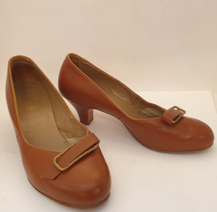 Pumps Gyllene Gripen ljusbruna med mässingspänne strl 36 1950-tal